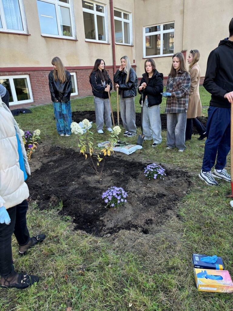 Uczniowie przygotowujący szkolną rabatę