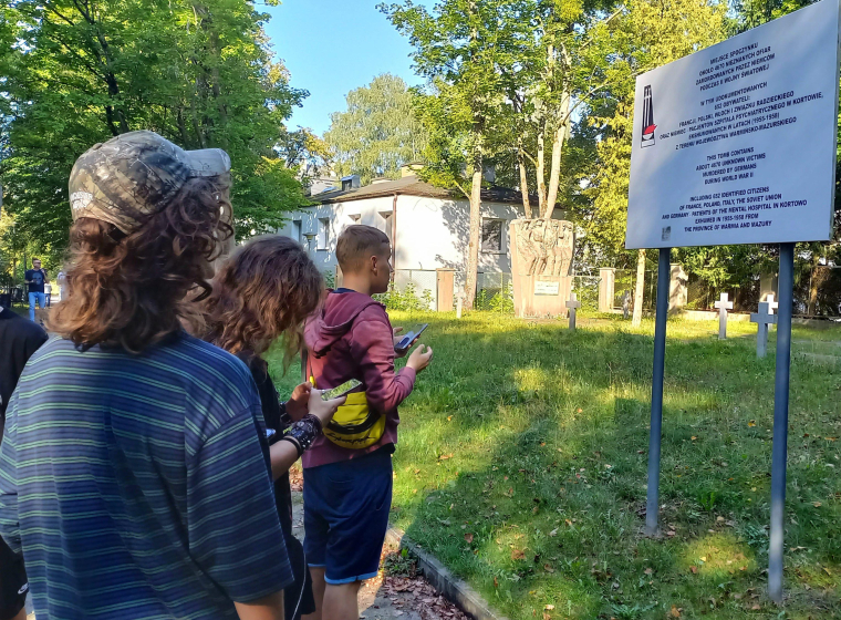 Uczniowie podczas wycieczki historycznej