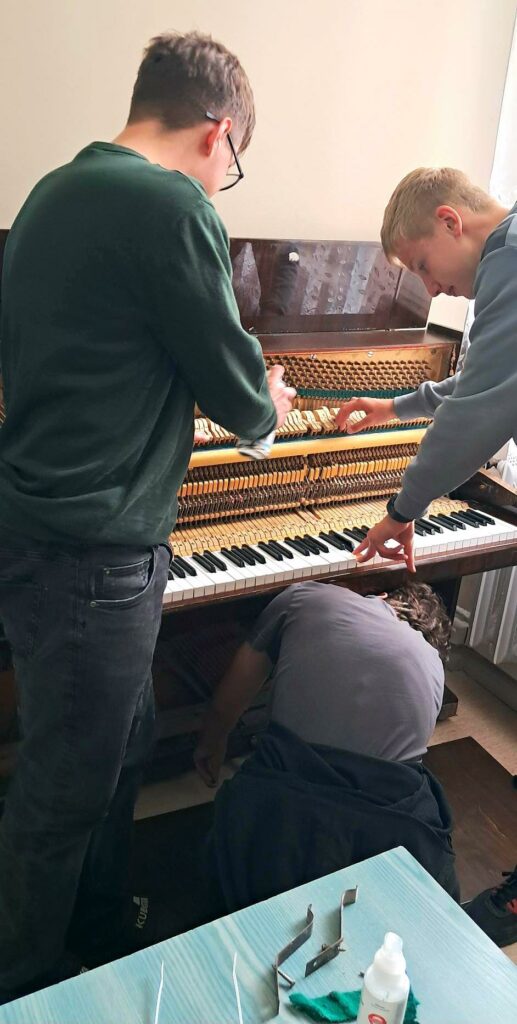 🎹⚗️ Gdy fizyka spotyka muzykę – nowy projekt naszego koła