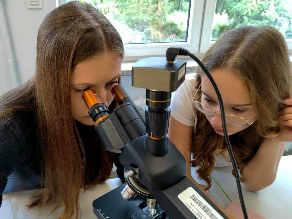 Pierwsze Laboratoryjne Odkrycia Pierwszoklasistów!
