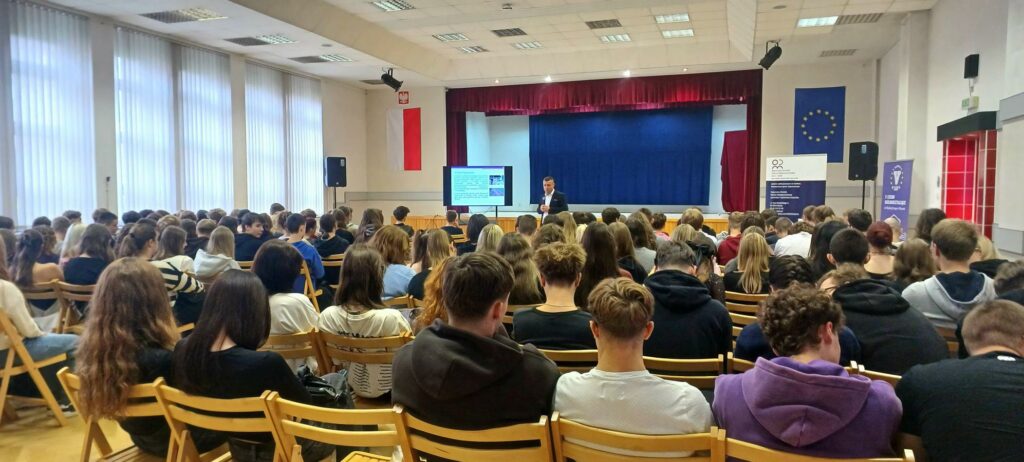 Bezpieczeństwo Polski przez pryzmat wojny hybrydowej – inspirująca lekcja w V LO