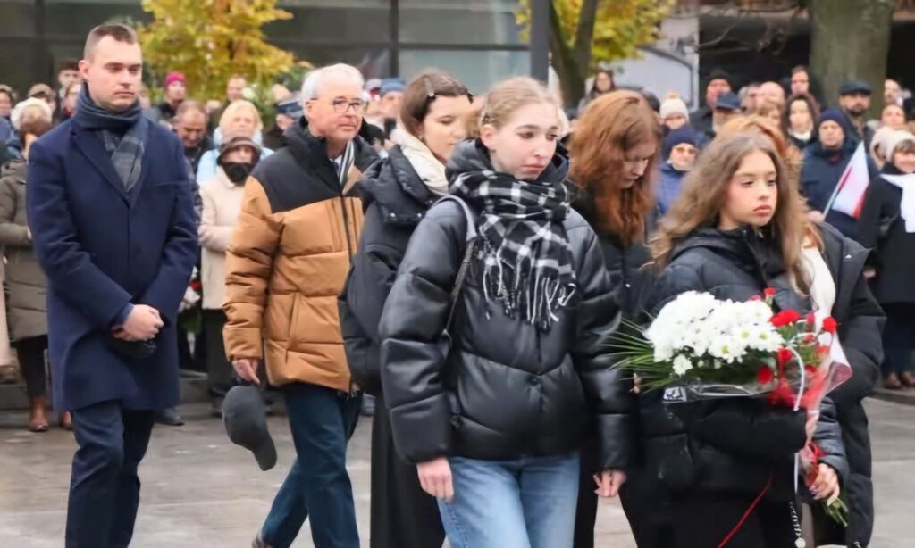 Od Kolumny Orła Białego po scenę w Gietrzwałdzie – jak uczniowie VLO świętowali niepodległość